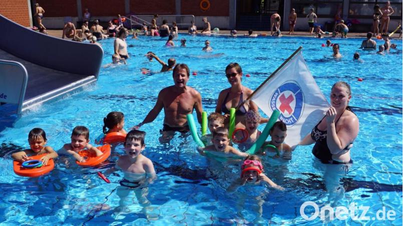 Die Schwimmtrainer Reinhard Klein, Martina Baumer und Christina Grundler (von links) freuten sich über die Begeisterung der Kinder für das Schwimmen und zeigten sich über die Ergebnisse sehr zufrieden. Bild: weu