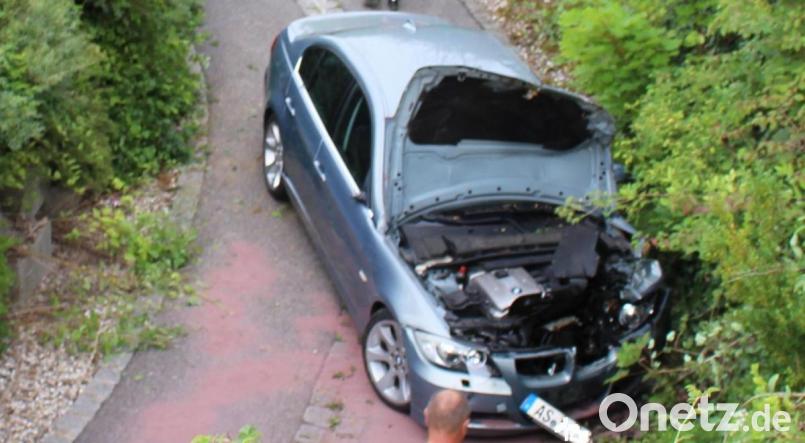 Über die Leitplanke stürzte der Wagen in die Tiefe auf den Geh- und Radweg hinunter. Bild: Polizei