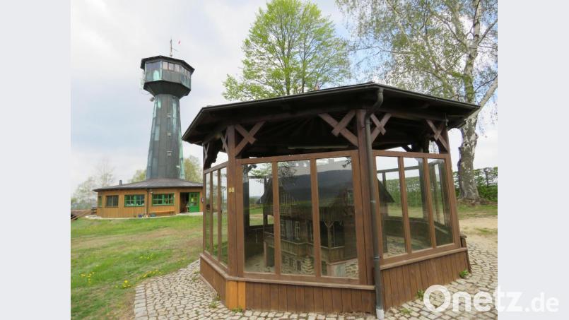 Vor dem Turm am Eingang zum großen Gartengelände rund um den Turm ist die Miniatur der ehemaligen Zillen-Schutzhütte aufgebaut. Von ihr stehen nur noch die Grundmauern. Bild: ubb