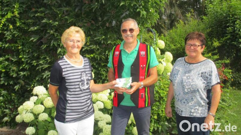 Anneliese Herr (links) und Irmgard Lingl überraschen Hans Rupprecht mit 200 &quot;Samenkörnern &quot; für seine Zubza-Hilfe. Bild: rn