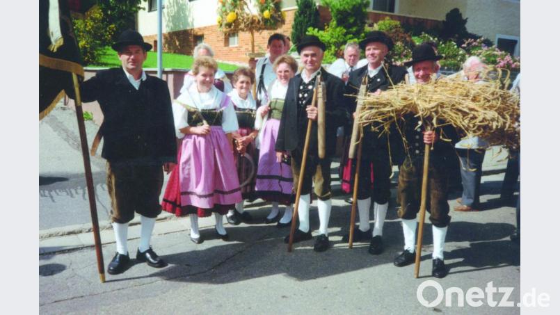 Aus dem Archiv des Trachtenvereins: Immer wenn das Motto &quot;Ernte&quot; bei einem Festzug war, gingen schon in den 1970er-Jahren Drischldrescher mit. Bild: pop