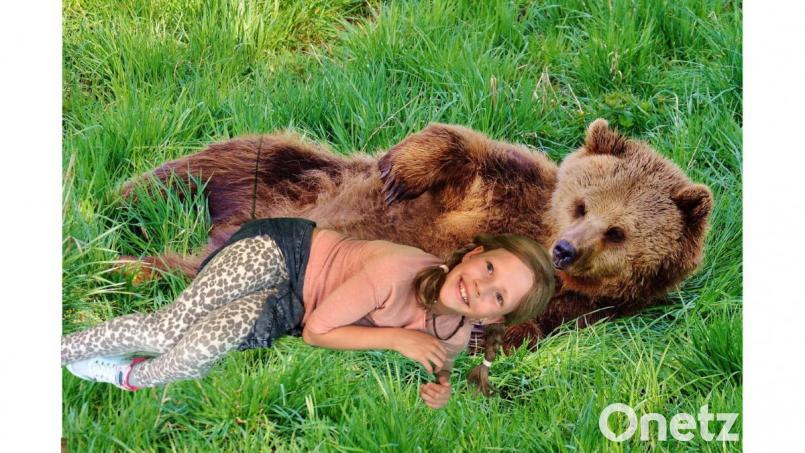 Dank moderner Technik kann man gefahrlos einem Bären ganz nah kommen. Viel Spaß bereitete zwölf Kindern ein lehrreicher Fotoworkshop im Kellnerhaus. Bild: exb