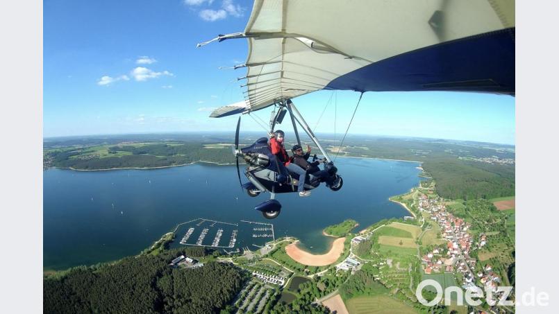 Hoch über dem Brombachsee mit dem Trike unterwegs: Zehn Meter Spannweite hat der Flügel des Gerätes. Bild: Bernd Kronhöfer