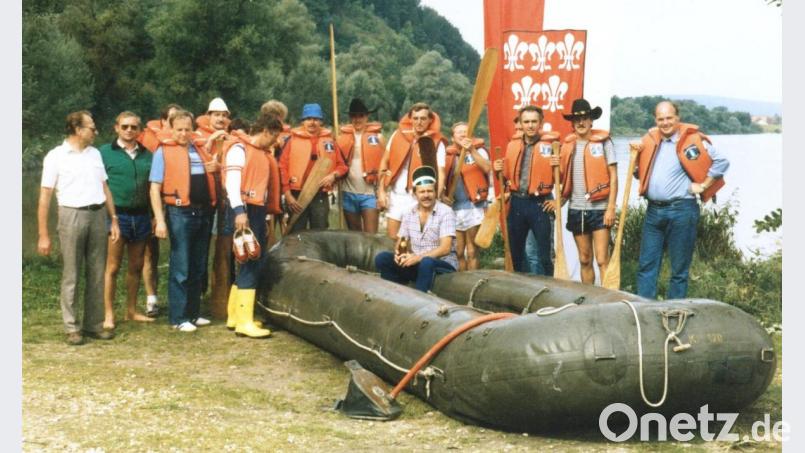 Diese Crew brach im August 1985 zur ersten Bootsfahrt auf. Die Stadtfahne war seither immer dabei und ist es heute noch. Bild: exb