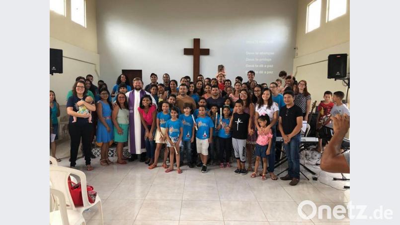 Die Gottesdienstbesucher der Evangelischen Kirchengemeinde in São Luís grüßen in ihrem neuen Gotteshaus die zukünftige Kirchengemeinde von Pfarrer Kühn in Speichersdorf. Bild: hai