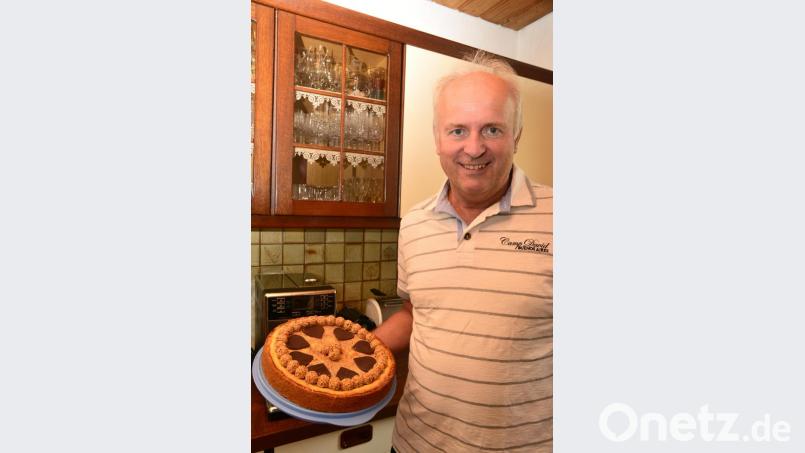 Der 59-jährige Projektleiter bei der TÜV SÜD Akademie, Georg Wismann aus Hammerles, gewinnt den ersten Preis der Jury und den Publikumspreis mit seinem &quot;Giotto-Käsekuchen&quot;. Bild: bey