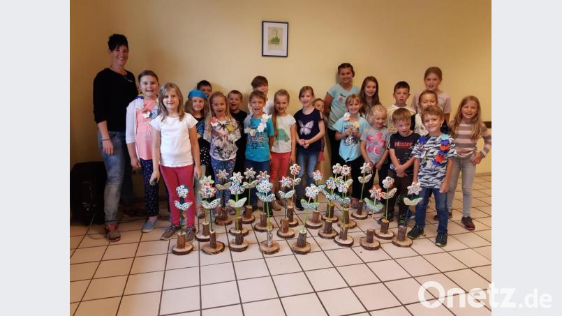 Stolz präsentieren die Kinder ihre Kunstwerke. Bild: exb