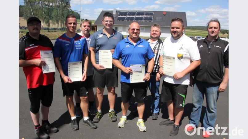 Die Mannschaftsführer der fünf besten Teams, zusammen mit SFK-Spartenleiter Thomas Klein (rechts), Schiedsrichter Martin Bischof (Dritter von rechts) und Wettbewerbsleiter Reinhard Jäger (Dritter von links). Bild: kro