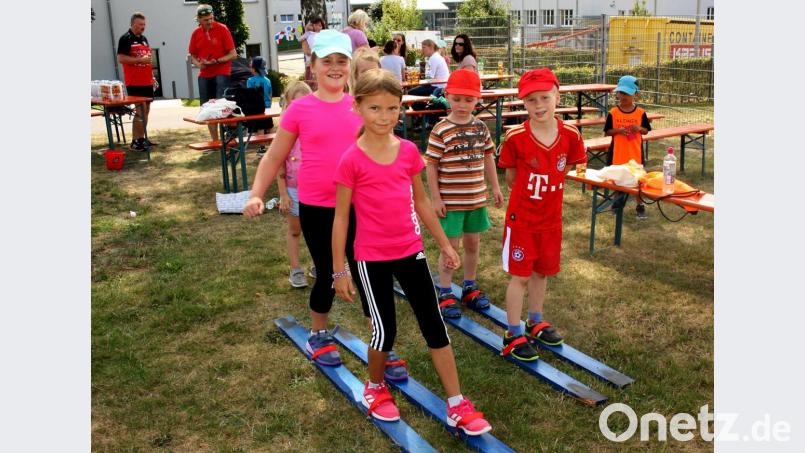 Ski fahren im Sommer auf Gras, dabei mussten die Kinder geschickt sein, weil sie einen Partner auf ihren Skiern stehen hatten. Bild: zer