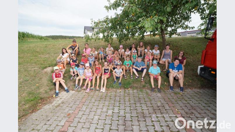 Nach der erfolgreichen Schnitzeljagd trafen sich wieder alle Kinder im Feuerwehrhaus, um mit einer Brotzeit den Nachmittag abzuschließen. Mit auf dem Bild ein Teil der Betreuer. Bild: nib