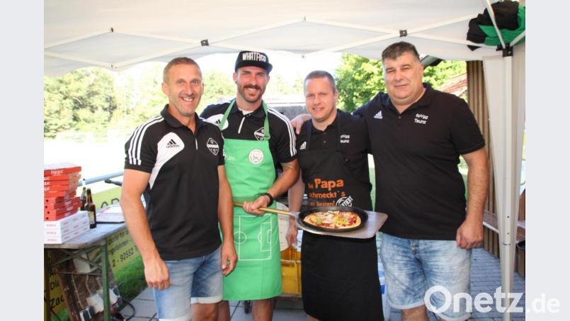Die Pizzabäcker der SpVgg Teunz hatten beim italienischen Abend alle Hände voll zu tun. Bild: frd