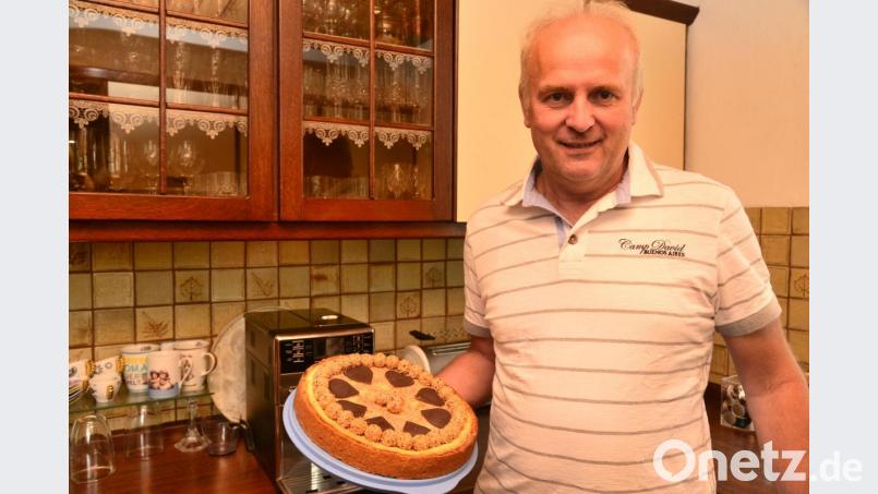 Der 59-jährige Projektleiter bei der TÜV SÜD Akademie, Georg Wismann aus Hammerles, gewinnt den ersten Preis der Jury und den Publikumspreis mit seinem &quot;Giotto-Käsekuchen&quot;. Bild: bey