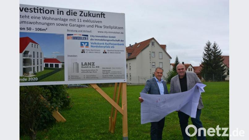 Auf einem Grundstück an der Ecke Großbüchlberger Straße/Robert-Schumann-Straße errichtet die Lanz GmbH &amp; Co. KG eine Wohnanlage mit elf barrierefreien Eigentumswohnungen. Investor Werner Lanz (rechts) und Bürgermeister Roland Grillmeier stellten das Projekt vor. Bild: jr