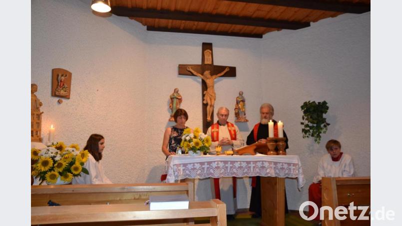 Pfarrer Most hielt mit Pater Ferdinand in Konzelebration den Festgottesdienst zum Patrozinium St. Laurentius in Rückersrieth. Roswitha Meißner trug die Lesung vor. Bild: gi
