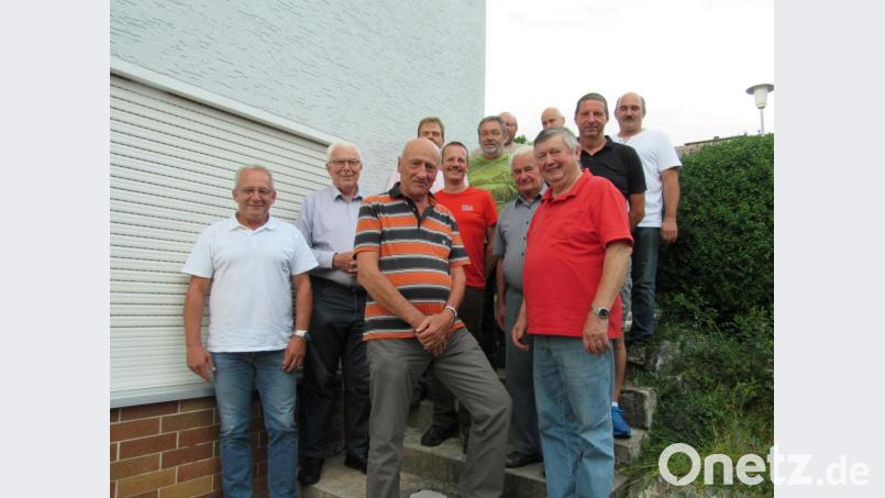 Sammelleiter Hermann Hennig (vorne Mitte), und die ehrenamtlichen Missionssammler überreichen an Bruder Markus Forster (links, zweite Reihe) 1200 Euro. Gastgeber Rudolf Schraml (vorne, rechts) freut sich über den Besuch. Bild: hhn