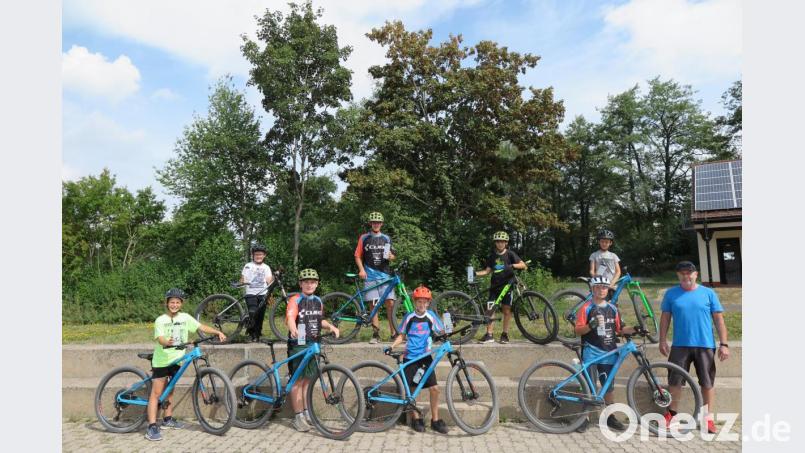 Große Mühe gab sich Förderlehrer Bodo Götz (rechts) beim Fahrtraining mit den schuleigenen Mountainbikes. Bild: jzk