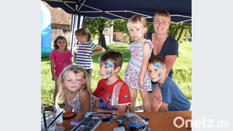 Viele Kinder nützen die Gelegenheit, sich an der Station von Antje Kohl (rechts) einfallsreich schminken zu lassen Bild: no