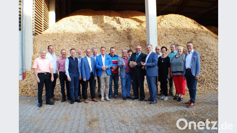 Die CSU-Kreistagsfraktion besichtigte mit der Zukunftsliste und der FDP das Hackschnitzel-Heizwerk in Neualbenreuth. Bild: enz