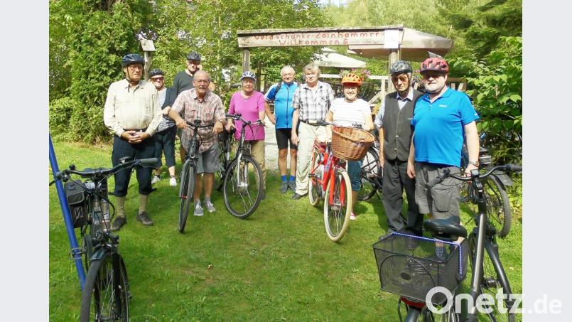 Für alle Beteiligten war es eine wunderschöne Fahrradtour. Auf dem Bild unter anderem mit 86 Jahren der älteste Teilnehmer Matthias Stock (Zweiter von rechts), Touren-Scout Willi Schraml (Fünfter von rechts) und dem Projektleiter des Generationen-Netzwerks, Roland Lochner (rechts). Bild: njn