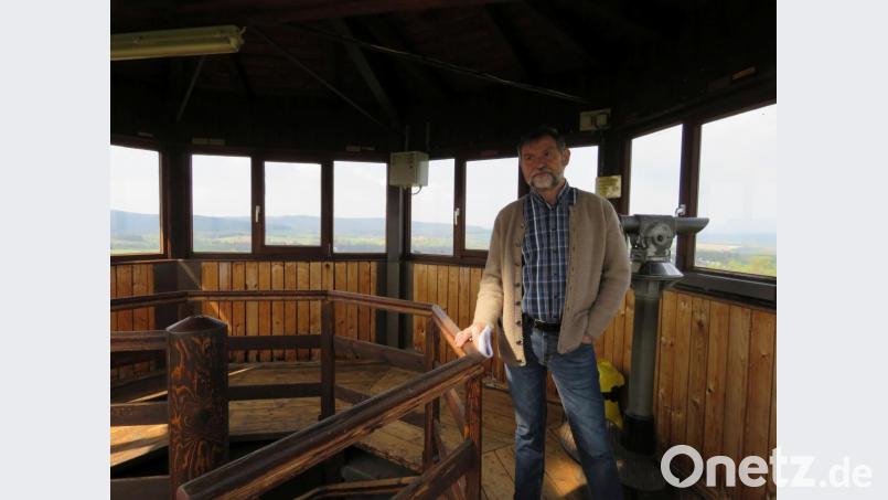 Von dieser Plattform aus kann man das Grenzland rundherum ausgiebig betrachten, erklärt Arthur Sommer. Bild: ubb