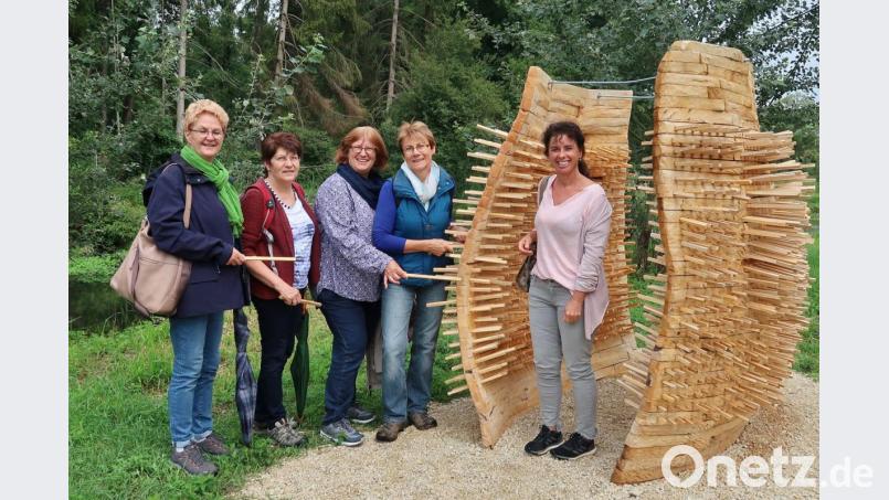 Die Mitglieder der Eine-Welt-Kommission des katholischen Frauenbundes der Diözese Regensburg waren beeindruckt von den völkerverbindenden Elementen des Kunstpfads in den Vilsauen, wie es die Holzskulptur aus deutscher Eiche und tschechischer Linde von Katerina Kubalova symbolisiert. Im Bild von links: Jolande Rappert, Angelika Scherr, Bezirksvorsitzende Margret Hirsch, Kommissionsleiterin Elisabeth Flogaus und Maria Wittmann. Bild: rha