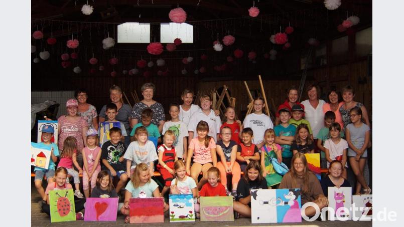 Über die Kreativität der Kinder staunen (hinten, von rechts) Bürgermeisterin Sonja Meier, Irene Fehlner, Anne Gierlach und Künstlerin Katharina Gierlach sowie (hinten, links) das Team vom Frauenbund. Bild: amö