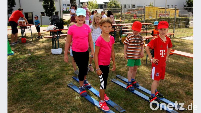 Ski fahren im Sommer auf Gras, dabei mussten die Kinder geschickt sein, weil sie einen Partner auf ihren Skiern stehen hatten. Bild: zer