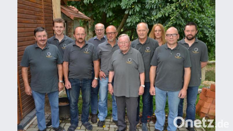 Dieter Mirus (Fünfter von rechts) fühlt sich bei der Krieger- und Soldatengemeinschaft Böhmischbruck sehr wohl. Die Verantwortlichen um den wiedergewählten Vorsitzenden Michael Reil (rechts) wissen das Engagement des Majors a. D. zu schätzen und ehren ihn dafür. Bild: dob