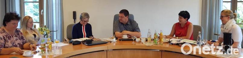 Sie haben die Fragebögen ausgewertet: (von links) Uschi Kass, Fiona Plank, Marlene Groitl, Bürgermeister Christian Ziegler, Inge Schrott und Anja Preuß vom Büro für Sozialplanung und Altersforschung, afa München. Bild: exb