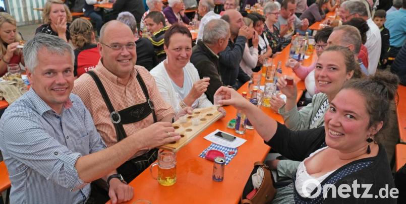 Zur Kirchweih reisen Freunde aus Belgien an. Bürgermeister Thomas Meiler freut sich über das Treffen mit Yves Durnez (von links) und seiner Familie. Bild: nm