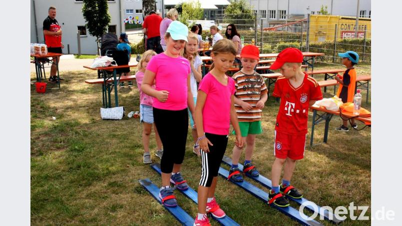 Ski fahren im Sommer auf Gras, dabei mussten die Kinder geschickt sein, weil sie einen Partner auf ihren Skiern stehen hatten. Bild: zer