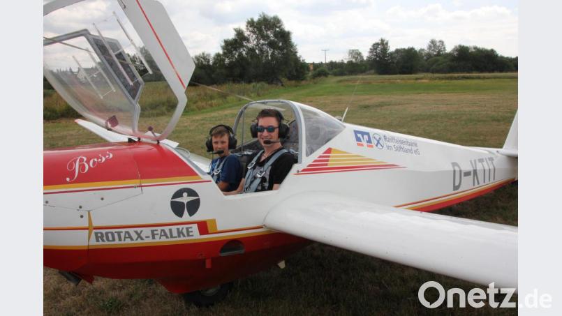 Pilot Florian Sammüller vor seinem Schnupperflug mit dem zehnjährigen Lukas Wölfl im Rahmen des Tirschenreuther Ferienprogramms. Bild: kro