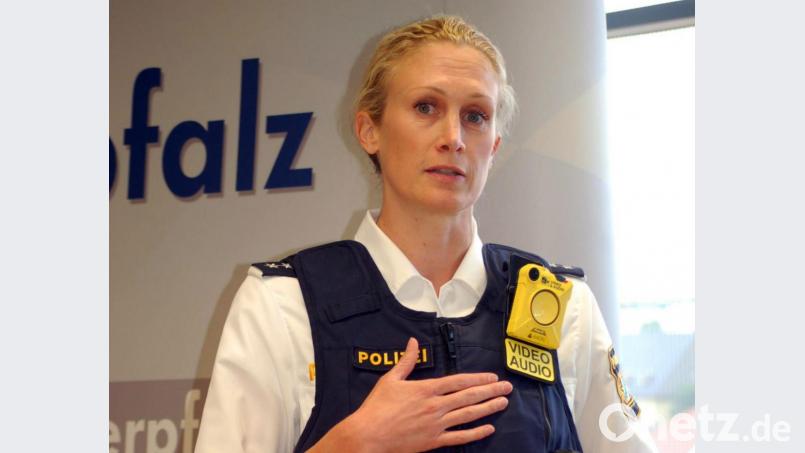 Für Polizistin Sonja Meindl ist die Bodycam ein „Super-Einsatzmittel“. Bild: gib