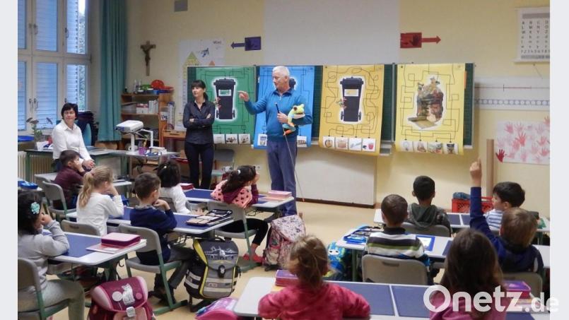 Auch in diesem Jahr werden Brotzeitboxen und Umwelt-Malbücher an die Erstklässler verteilt. Bild: Stadt Amberg/exb