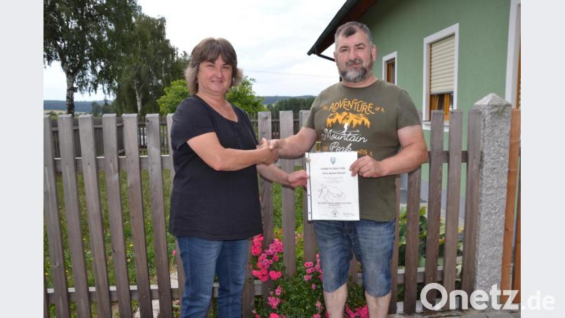 Ute Ehebauer, Regierungsbeauftragte für das Hundewesen in der Oberpfalz im Bayerischen Jagdverband überreichte Roland Bäumler die Ehrenurkunde und das Hundeführer-Ehrenzeichen in Bronze für seine Arbeit. Bild: gi
