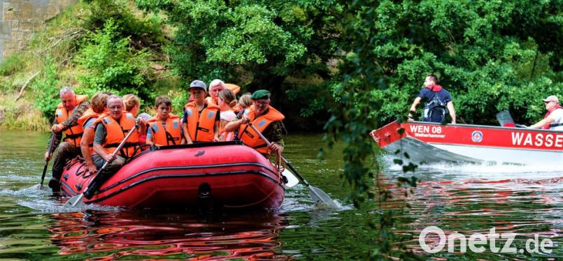Mit Volldampf voraus, hinaus in die Fluten des Röthenbacher Weihers. Die Kinder genießen ihren Bootsausflug, auch wenn sie klatschnass zurückkehren. Bild: jml