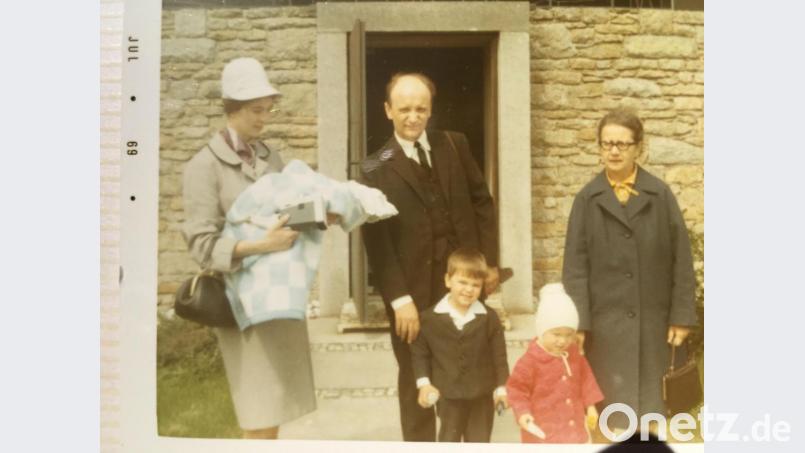 1969. Schon in der Oberpfalz kommt Marek zur Welt, im Bild außerdem die Kinder Martin und Marketa. Rechts die Großmutter, die zur Taufe aus der Tschechoslowakei einreisen durfte. Bild: privat