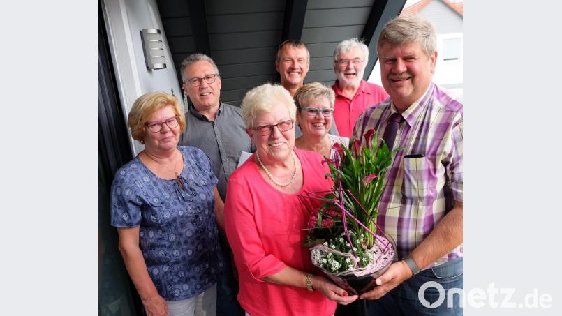Bürgermeister Martin Schregelmann (rechts) und die Fraktionsvertreter gratulieren Inge Grüssner zum 80. Geburtstag. Bild: wlr