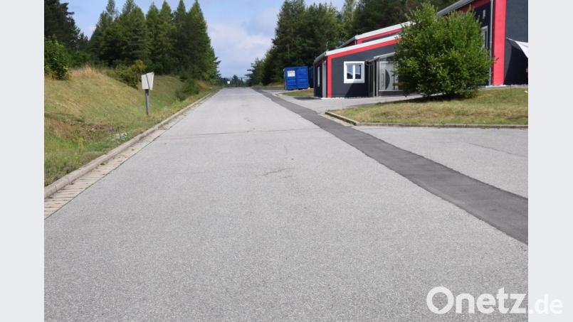 Um diesen Straßenabschnitt im hinteren Bereich des Industrieparks auf dem Aichaberg geht es: Hier, in der Nähe des Urnenwaldes, treffen sich motorbegeisterte junge Leute, deren Lärm Trauergäste und andere Anlieger stört. Der Marktgemeinderat Hohenburg will jetzt für Ruhe sorgen, indem er den Straßenabschnitt für nichtöffentlich erklärt. Bild: bö