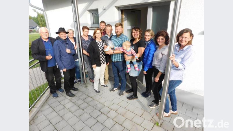 Christine Lubig-Schmidt, Manuela Reiß, Elena Schumacher (von rechts), Erich Porsch, Pfarrer Klaus Hartfelder, Heidi Lauterbach, Kornelia Olischer, Elke Bundscherer, Tobias Krodel und Stefan Steininger bereiteten Pfarrer Hannes Kühn, dessen Tochter Marlene und Ehefrau Andrea (von links) einen herzlichen Empfang. Bild: hai