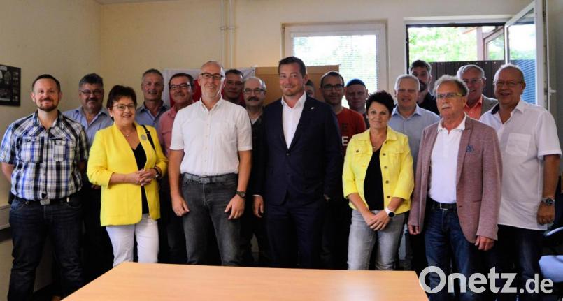 Bundestagsabgeordneter Uli Grötsch (vorne, Dritter von rechts) trifft sich mit den Beschäftigten am Truppenübungsplatz. Bild: exb/Büro Uli Grötsch