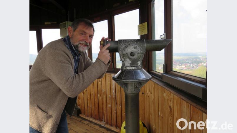 Arthur Sommer, der Vorsitzende der ARGE Grenzlandturm, wünscht sich ein neues Fernrohr. Immerhin, sagt er, sei das alte Fernrohr fast so alt wie der Turm selbst. Bild: ubb