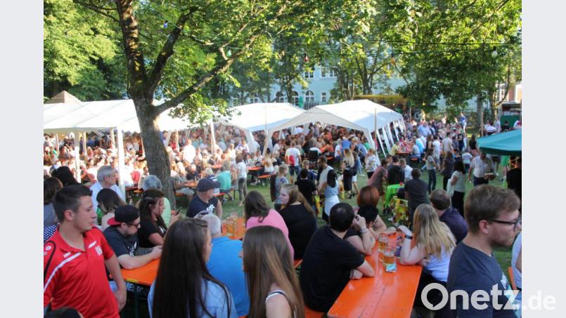 Das Weinfest des Handballclubs im Garten von St. Peter ist alljährlich ein Renner. Bild: kro