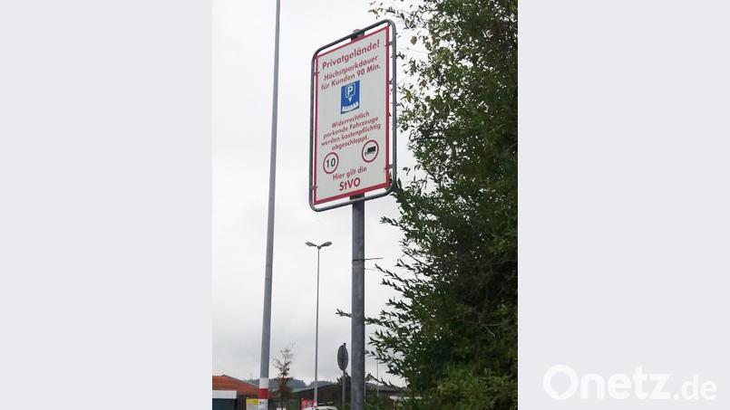 Rechts neben der Einfahrt der Weidener Kauflandfiliale steht das Schild, das laut Filialleiter Christoph Steinhauser nichts weiter als ein „höflicher Hinweis, das Gelände nicht als Dauerparker zu nutzen“, ist. Bild: wpt