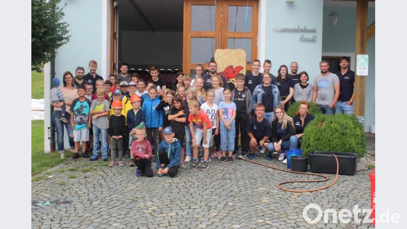 Viele Kinder kamen zum Ferienprogramm der Feuerwehr Rosall. Bild: Simon Schmidkonz/exb