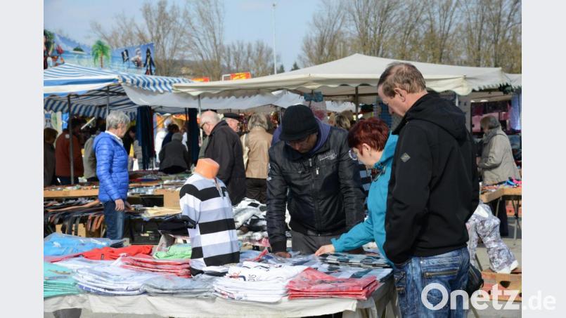 Stöbern nach Schnäppchen - der Edenhofner Flohmarkt lockt am Samstag, 17. August, wieder viele auf den Schwandorfer Volksfestplatz. Bild: Petra Hartl