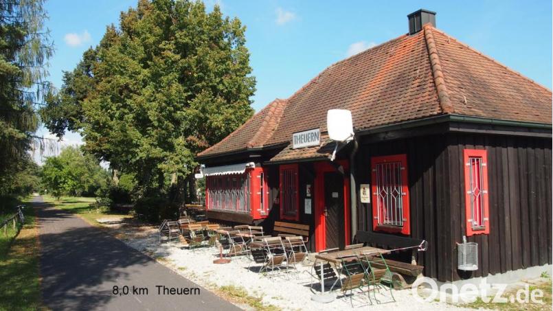 Der umgebaute Radlerbahnhof in Theuern lädt zu einer Erfrischung oder Brotzeit ein. Alte Hinweisschilder geben einen Einblick in vergangene Eisenbahn-Zeiten. Von hier aus ist es auch nicht mehr weit bis zum Kultur-Schloss Theuern. Bild: exb/Klaus Tschierschke