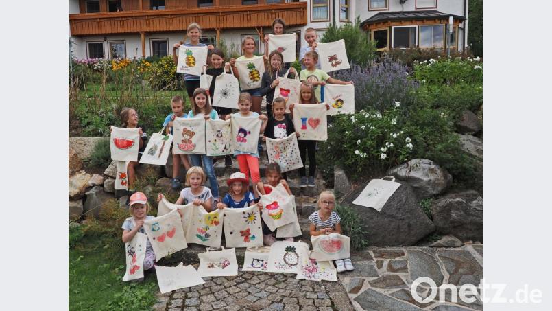 Viel Spaß hatten die Kinder beim Stofftaschenbasteln. Bild: Stadt Bärnau/exb