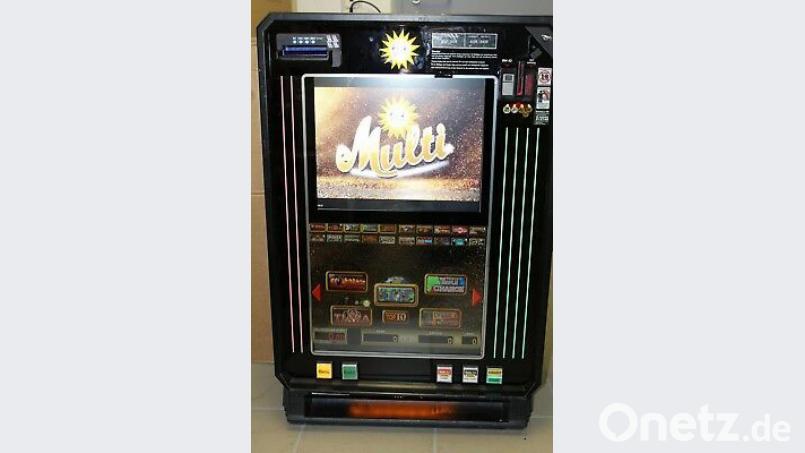 Dieser Spielautomat wurde aus der Gaststätte in Neunburg vorm Wald gestohlen. Bild: PI Neunburg vorm Wald