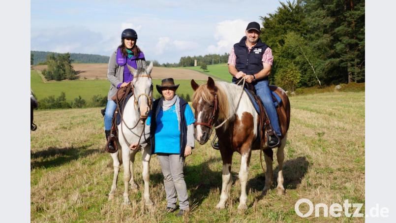 Die Projektleiter der Öko-Modellregion Elisabeth Waldeck (links) und Günther Erhardt (rechts) stellten das &quot;Bio erleben&quot;-Programm zusammen. Mit auf dem Bild Andrea Steinkohl mit ihren Pferden vom Biohof Grenzmühl. Bild: njn
